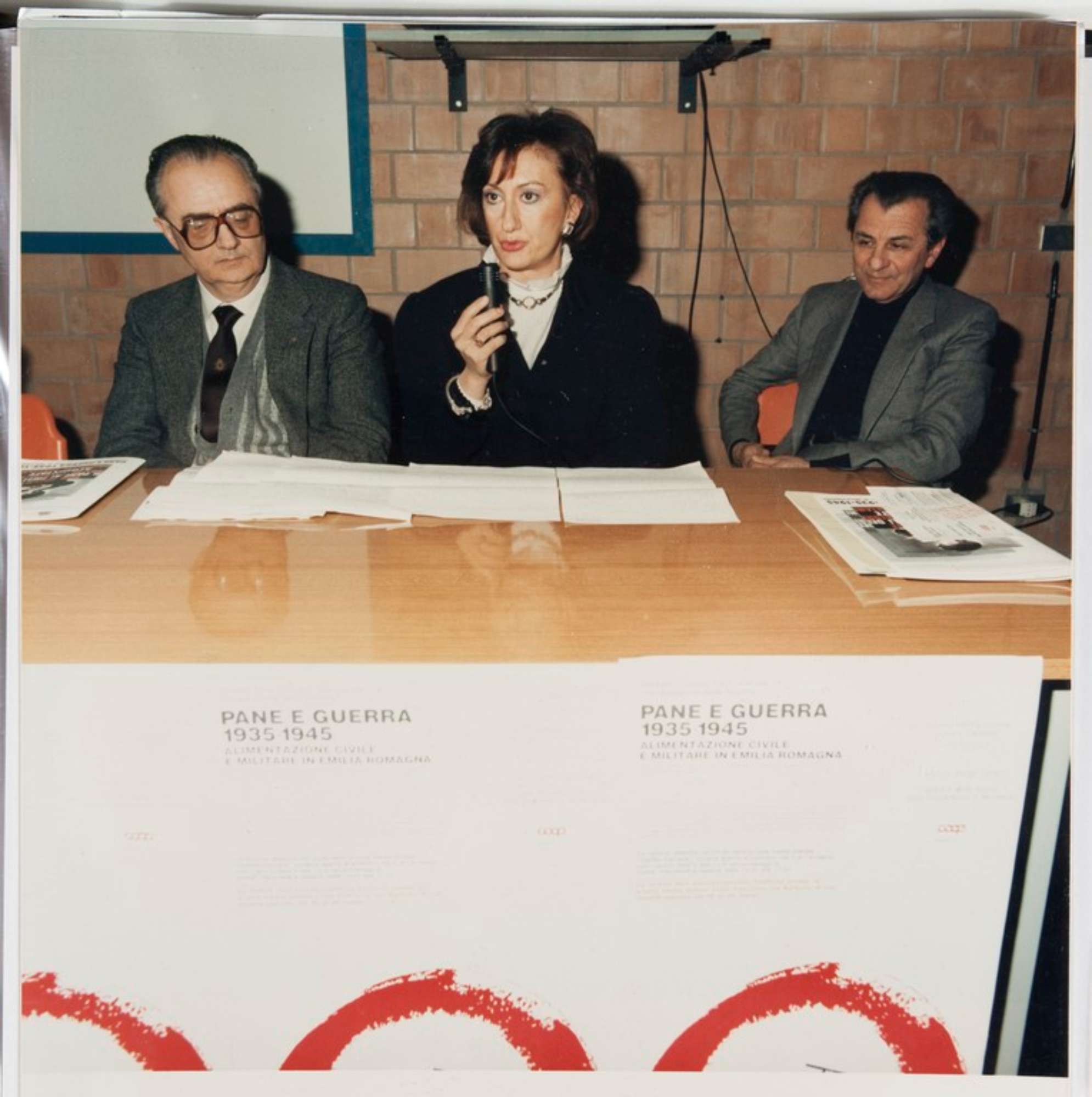 Modena 5 marzo 1987, inaugurazione della mostra "Pane e Guerra 1935-1945 Alimentazione civile e militare in Emilia Romagna". Parla la dott.ssa Irene Pasquali della Direzione Nazionale COOP